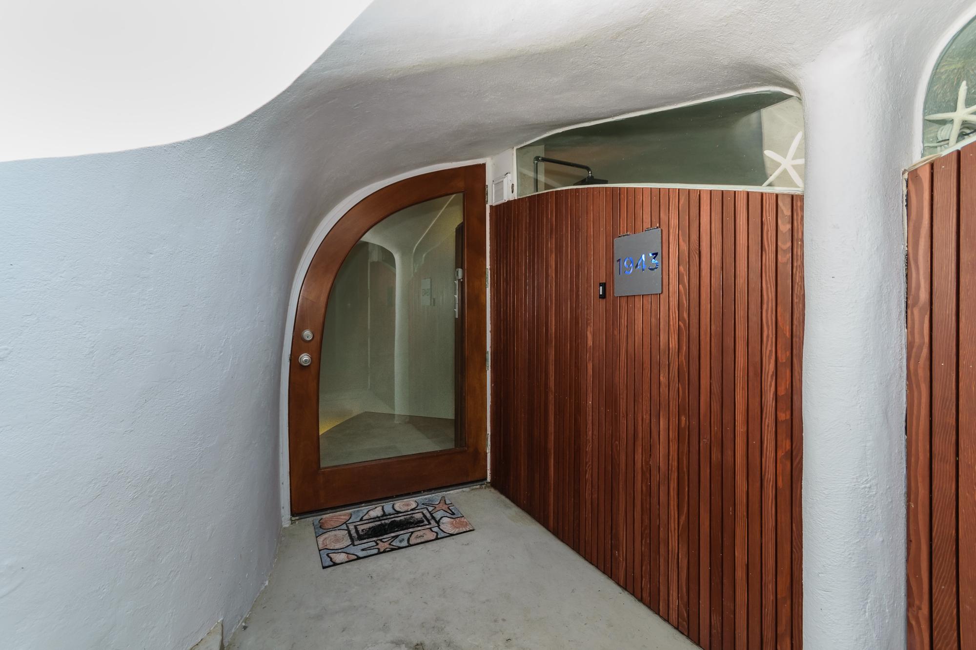 Single Door Entrance